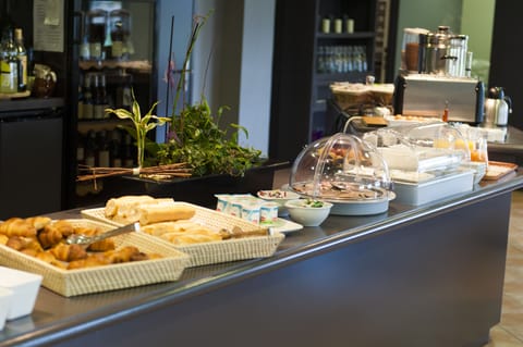 Daily continental breakfast (EUR 11 per person)
