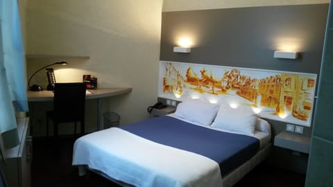 xxx | Desk, free WiFi, bed sheets, wheelchair access