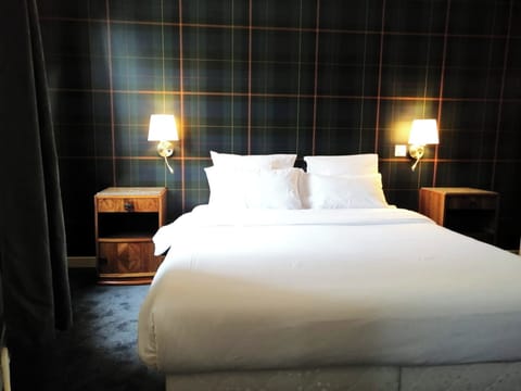 Double Room, Non Smoking | Blackout drapes, iron/ironing board, free WiFi, bed sheets