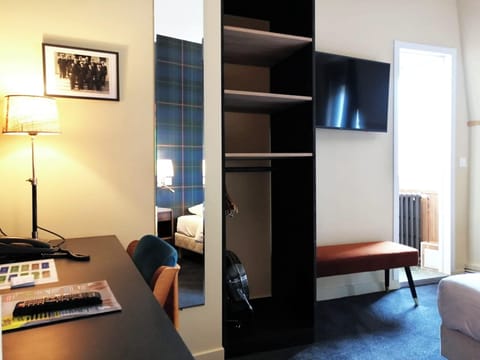 Double Room, Non Smoking | Blackout drapes, iron/ironing board, free WiFi, bed sheets