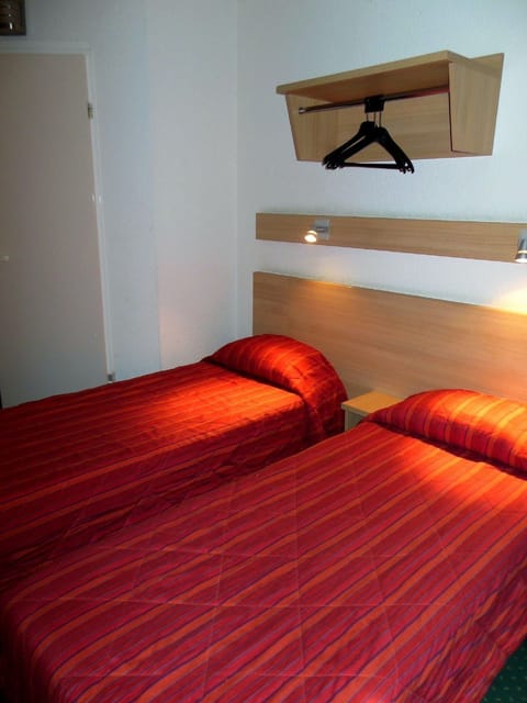 Twin Room | Desk, blackout drapes, free WiFi, bed sheets