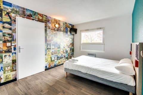 Room, 1 Double Bed, Private Bathroom (Cabrio) | Individually decorated, individually furnished, soundproofing