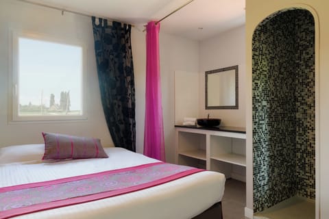 Select Comfort beds, in-room safe, desk, blackout drapes