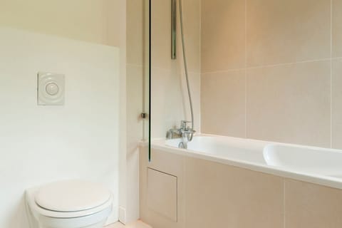 Junior Double Room | Bathroom | Free toiletries, hair dryer, towels, soap