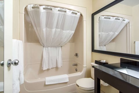 Combined shower/tub, free toiletries, hair dryer, towels