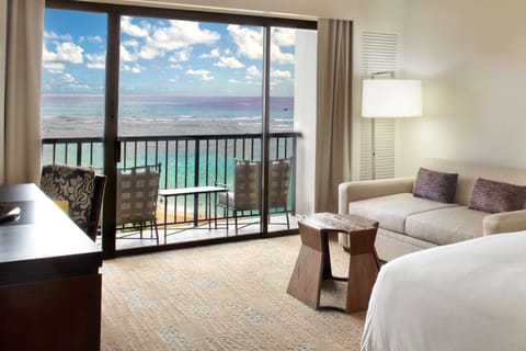 Room, 1 King Bed, Ocean View (Ali'i Tower, Private check-in) | Premium bedding, in-room safe, desk, laptop workspace