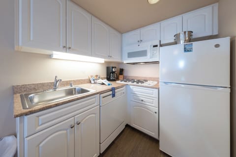 Condo, 2 Bedrooms, Non Smoking, Kitchenette | Private kitchen | Fridge, microwave, stovetop, coffee/tea maker