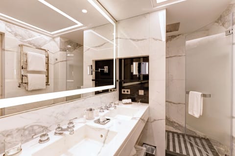 Exclusive room - Harbour view | Bathroom | Designer toiletries, hair dryer, bathrobes, slippers