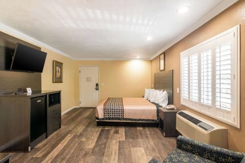 Deluxe Room, 1 King Bed, Non Smoking | Pillowtop beds, desk, soundproofing, iron/ironing board