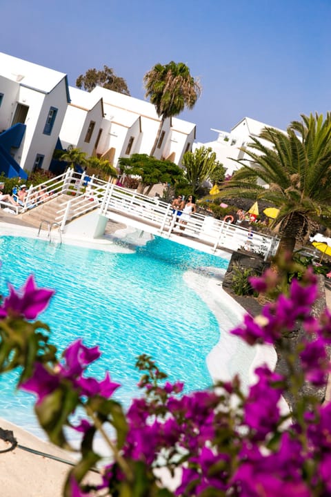 2 outdoor pools, open 10:00 AM to 6:00 PM, sun loungers