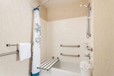 Combined shower/tub, designer toiletries, hair dryer, towels