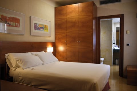 Single Room | Minibar, in-room safe, desk, soundproofing