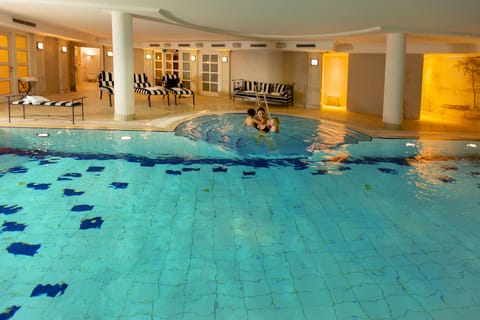 Indoor pool, sun loungers