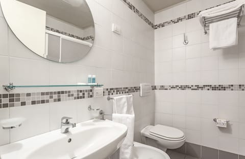 Shower, free toiletries, hair dryer, bidet