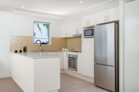 2 Bedroom Garden Terrace Apartment | Private kitchen | Electric kettle, cookware/dishes/utensils