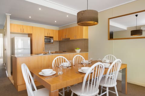 2 Bedroom Deluxe Oceanview Apartment | Private kitchen | Electric kettle, cookware/dishes/utensils