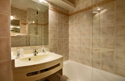 Combined shower/tub, eco-friendly toiletries, hair dryer, towels