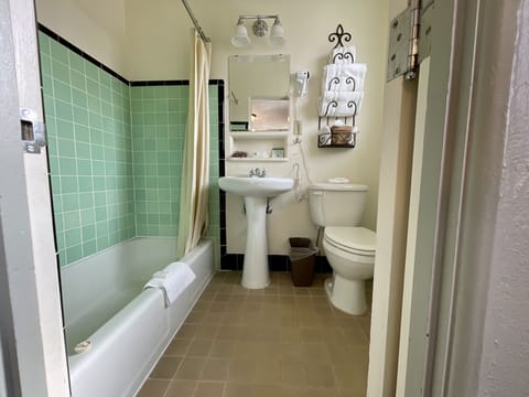 Standard Suite | Bathroom | Combined shower/tub, free toiletries, hair dryer, towels