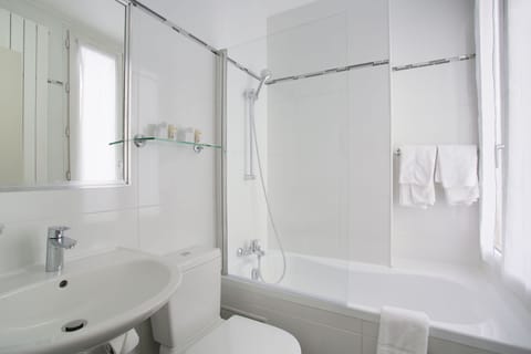 Combined shower/tub, hair dryer, towels