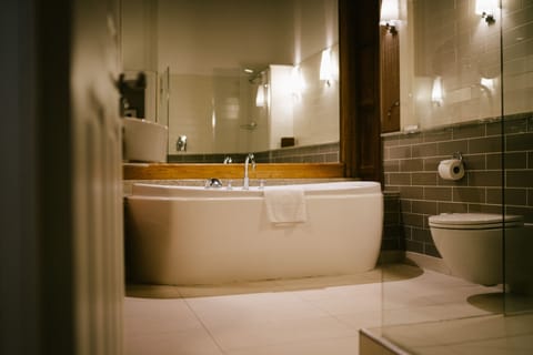 Deluxe Room | Bathroom | Combined shower/tub, designer toiletries, hair dryer, bathrobes