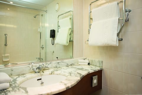 Signature Twin Room, 1 Bedroom | Bathroom | Combined shower/tub, designer toiletries, hair dryer, bathrobes