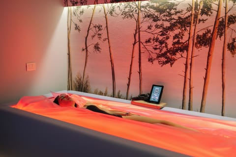 Couples treatment rooms, sauna, steam room, hydrotherapy, aromatherapy