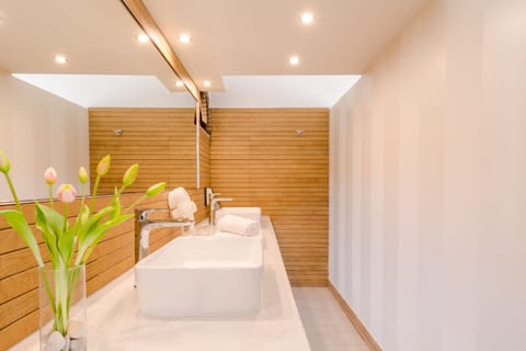 Comfort Double or Twin Room, Sea View | Bathroom sink