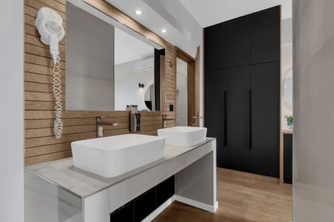 Double Room With Sea/Pool View | In-room safe, desk, blackout drapes, bed sheets