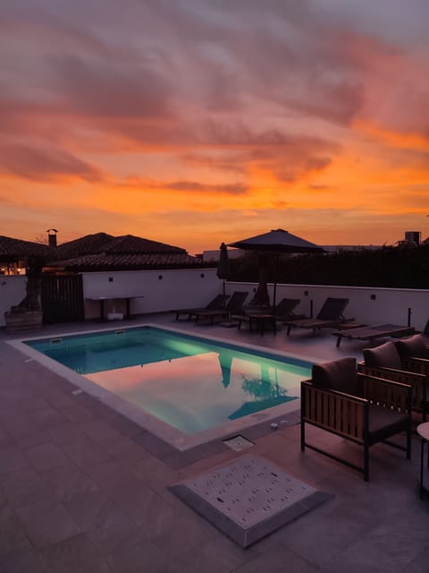 Outdoor pool, free cabanas, sun loungers