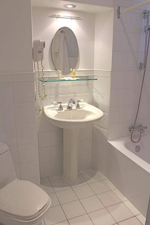 Combined shower/tub, free toiletries, hair dryer, towels