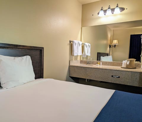 Room, 1 Queen Bed, Accessible | In-room safe, iron/ironing board, rollaway beds, free WiFi