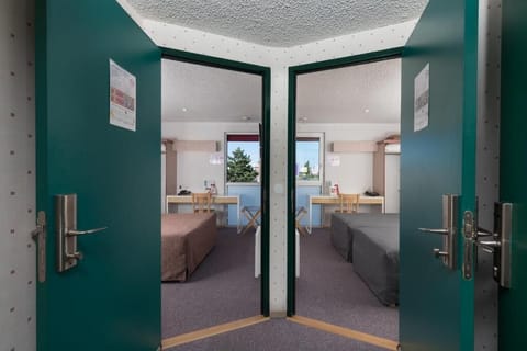 Combined shower/tub, free toiletries, hair dryer, towels