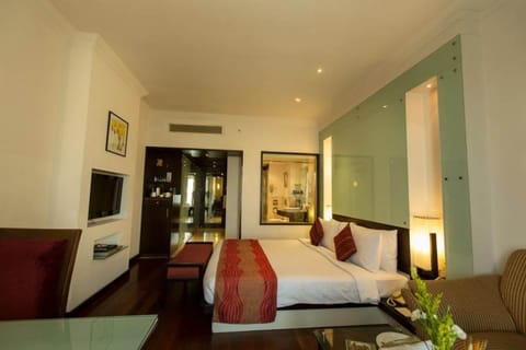 Club Room | Premium bedding, minibar, in-room safe, desk