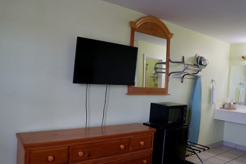 Room, 1 Queen Bed, Non Smoking | Iron/ironing board, free WiFi, bed sheets