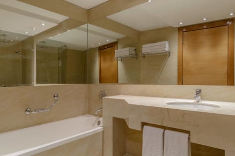 Combined shower/tub, hair dryer, towels