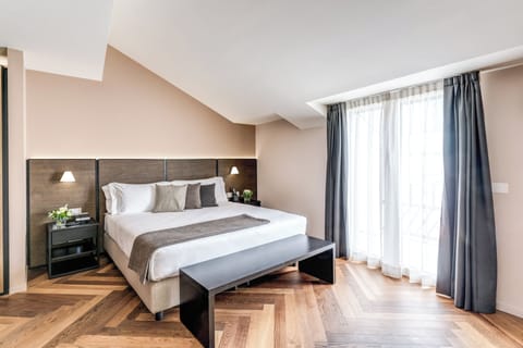 Executive Room, City View | Hypo-allergenic bedding, minibar, in-room safe, desk