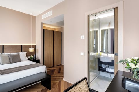 Executive Room, City View | Hypo-allergenic bedding, minibar, in-room safe, desk