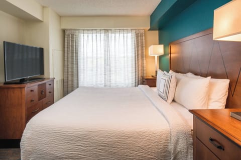 Premium bedding, in-room safe, desk, laptop workspace