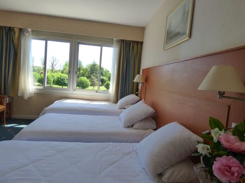 Comfort Triple Room | Desk, soundproofing, free WiFi, bed sheets