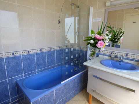 Comfort Twin Room, 2 Twin Beds | Bathroom | Free toiletries, hair dryer, towels, soap