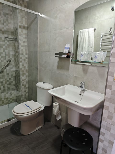 Basic Single Room | Bathroom | Shower, free toiletries, hair dryer, towels