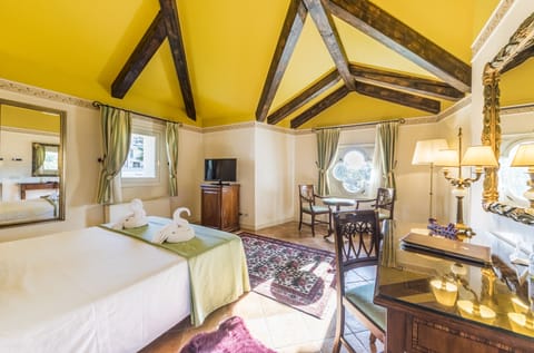 Deluxe Room, 1 Double or 2 Twin Beds - Villa | Premium bedding, minibar, in-room safe, desk