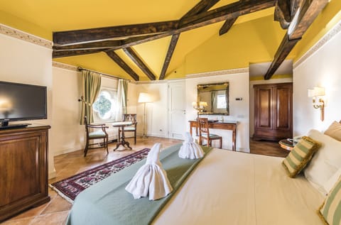 Deluxe Suite | Premium bedding, minibar, in-room safe, desk