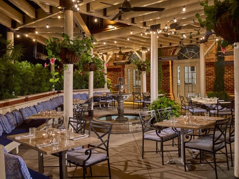 3 restaurants; breakfast, lunch, and dinner served
