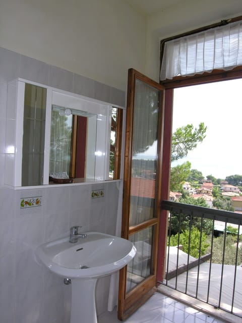 Single Room | Bathroom | Rainfall showerhead, free toiletries, hair dryer, bathrobes