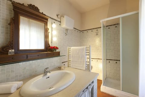 Standard Double Room | Bathroom | Shower, rainfall showerhead, free toiletries, hair dryer