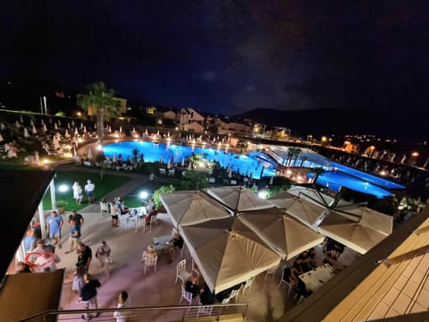 Poolside bar