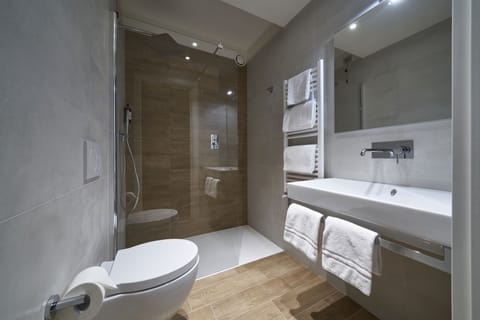 Smart Double Room | Bathroom | Shower, rainfall showerhead, eco-friendly toiletries, hair dryer