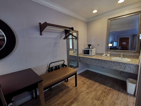 Combined shower/tub, free toiletries, towels