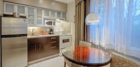 Basic Studio, 1 King Bed | Private kitchenette | Fridge, microwave, stovetop, coffee/tea maker